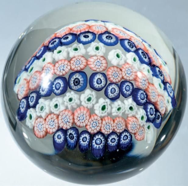 Presse-papiers sphérique à motif en dôme composé de onze lignes de bonbons polychromes organisé