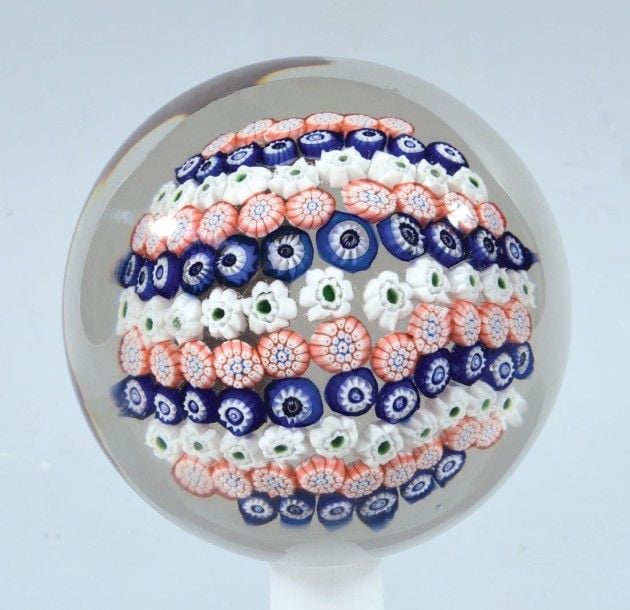 Presse-papiers sphérique à motif en dôme composé de onze lignes de bonbons polychromes organisé
