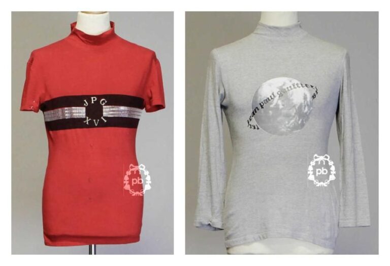 (Printemps-été 1987, collection "Souvenirs de vacances") LOT comprenant DEUX T-SHIRTS pour Homme en jersey de coton, le premier rouge orné d'une mosaïque métallique argentée et chiffrée "JPG XVI" (env TS/M) (mini manques sur mosaïque et état d'usage), le second chiné gris orné d'une planète (env TS/M) Bibliographie: robe de même inspiration reproduite