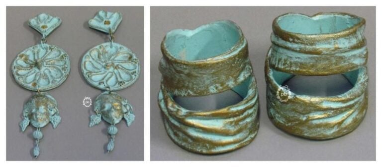 (Printemps-été 1987) (modèle de défilé) PARURE en papier maché turquoise et or: PAIRE de MANCHETTES et PAIRE de PENDANTS d'OREILLES (non signée)