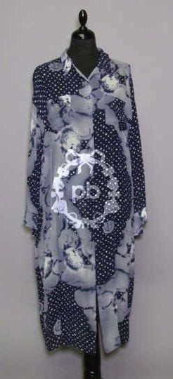 (Printemps-été 1991, collection "Adam et Eve, rastas d'aujourd'hui") LOT en crêpe viscose imprimé figurant un motif de puttis dans un ciel marine étoilé et nuageux comprenant une ROBE-CHEMISE à col rabattu sur simple boutonnage, poignets droits, poches poitrine et une JUPETTE à taille élastique agrémentée d'une CEINTURE-LIEN (env TS/M)