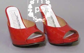 (Printemps/été 2009) PAIRE de MULES 'undersize' en cuir verni roug