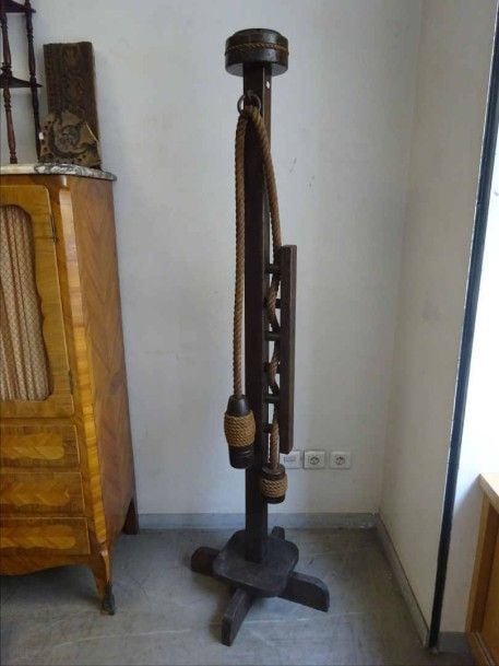 Probable lampadaire ou élément décoratif tripode en bois naturel sculpt
