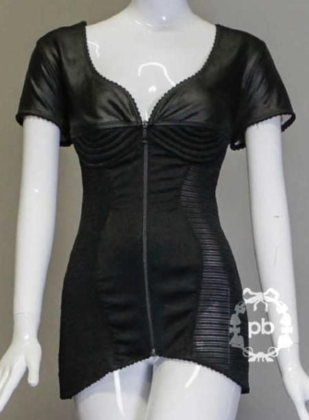 (Probablement printemps-été 1987, collection "Trois fois rien pour un bon à rien") TUNIQUE-GAINE en satin et résille stretch noire, bords festonnés, décolleté en accolade sur fermeture éclair, effet de poitrine matelassée boudinée (env TS/M) Bibliographie: ensemble de même inspiration reproduit