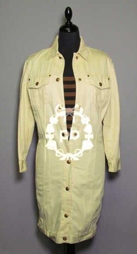 (Probablement printemps-été 1993, collection "Les classiques Gaultier revisités") ROBE-MANTEAU en sergé de coton paille pouvant se porter ouverte sur un effet de seconde robe en jersey de coton rayée noire et pain d'épices s'attachant par une fermeture éclair sur le côté gauche, col rabattu sur simple boutonnage pressions métalliques siglés, rappel sur les poignets droits, sur les deux poches poitrine à rabat et sur les pattes de serrage à l'ourlet (env TS/M)