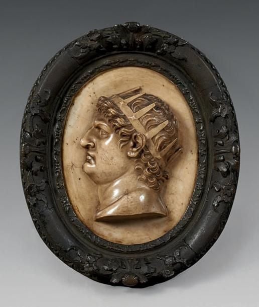 Profil ovale en haut relief, en marbre blanc de Carrare, portrait présumé de Néro