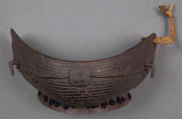 Protège-menton en fonte noire ayant appartenu à un casque kabuto du début de la période Ed
