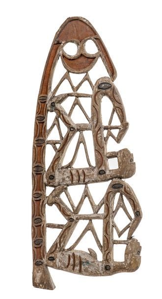 Proue de pirogue bois sculpté polychrome ajouré, décor de deux personnages assi