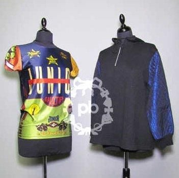 PULL-OVER à capuche de forme évasée en tricot de laine mélangée noir, manches en acétate matelassées bleues, petite fente zippée (TM