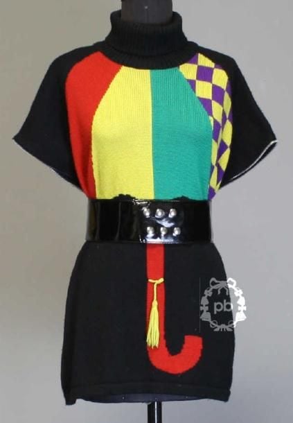 PULL-OVER à col roulé en laine mélangée figurant un parapluie multicolore sur fond noir, importantes emmanchures soulignées de zips (T2) (manque griffe