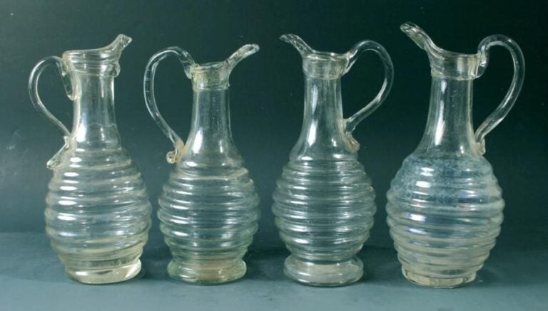 Quatre aiguières en verre moulé à côtes horizontale