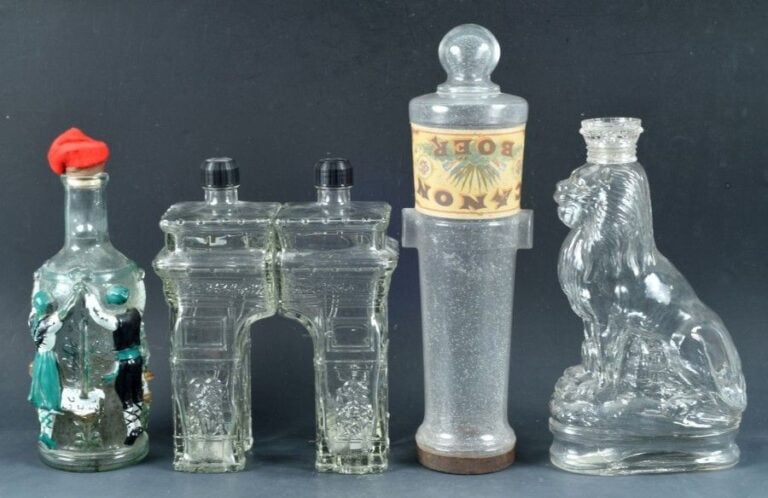 Quatre bouteille et un bocal 1°/ Bouteille en partie peinte à décor de danseurs de sardan