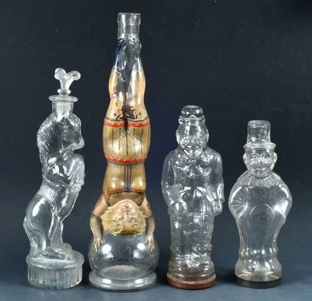 Quatre bouteilles 1°/ Bouteille représentant un cheval de cirque dress