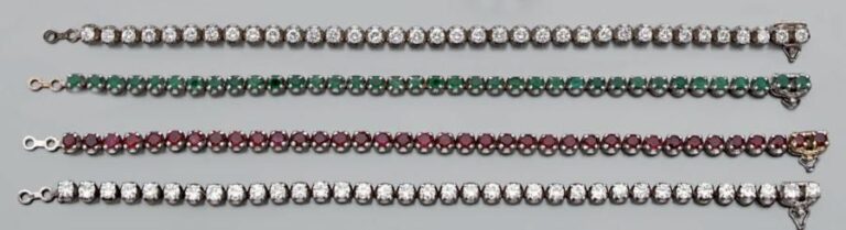 Quatre BRACELETS assortis pouvant formés COLLIER en or gris articulé serti d'alignements de diamants, rubis et émeraudes ronde