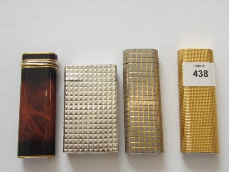 Quatre BRIQUETS en métal divers et laqu