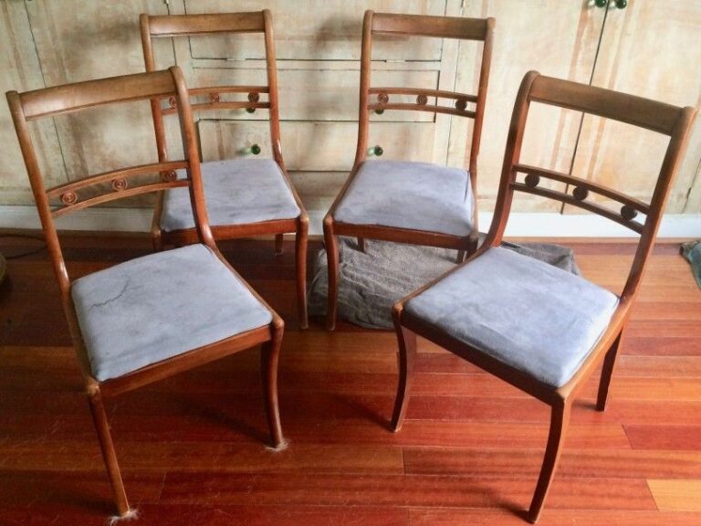 Quatre chaises en bois naturel à dossier renversé, garniture mauv