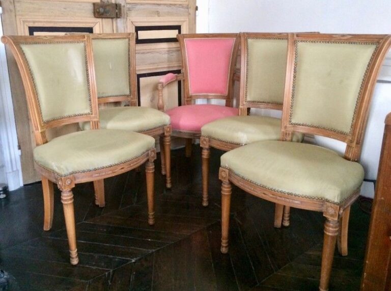 Quatre chaises et un fauteuil en bois sculpté à dossier renversé, garniture de tissu vert ou ros