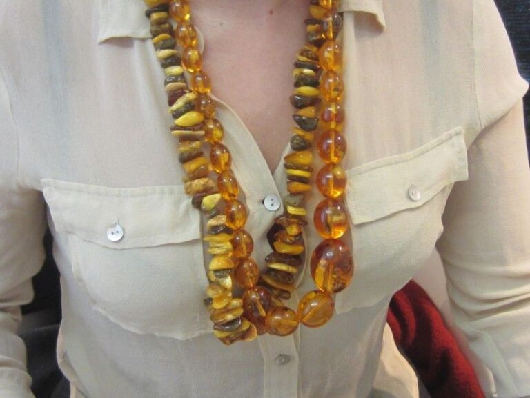 Quatre COLLIERS composé de perles d’imitation d’ambr
