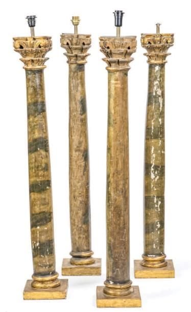 Quatre colonnes en bois doré à chapiteaux feuillagés sur une base carrée; montées en lamp