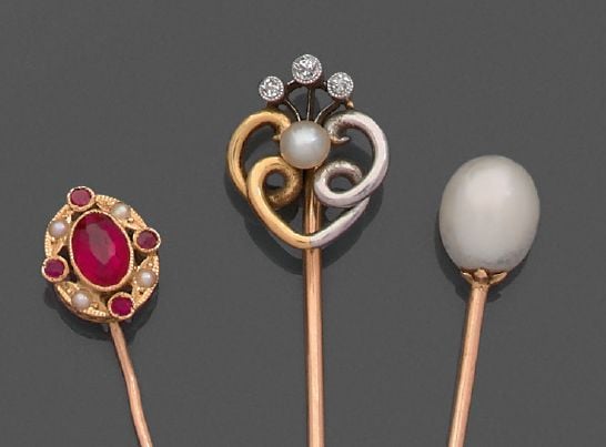 Quatre EPINGLES A CRAVATE en or jaune (750 millièmes) ornées de perles de culture, diamants et rubi