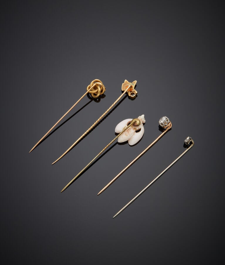 Quatre EPINGLES A CRAVATES en platine (800‰) et or jaune (750‰) ajouré et cisel…