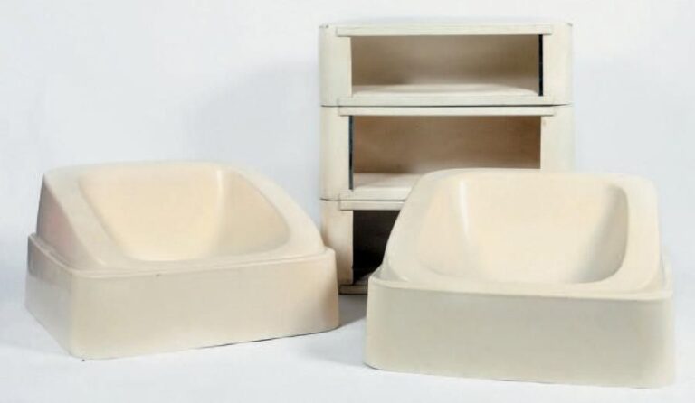 Quatre fauteuils en plastique blan