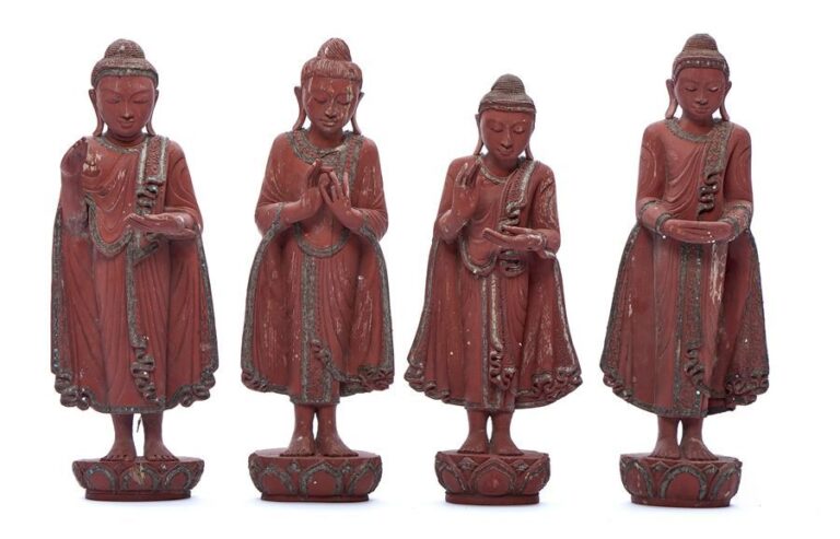 Quatre figurines birmanes laquées de rouge et représentant des Bouddha