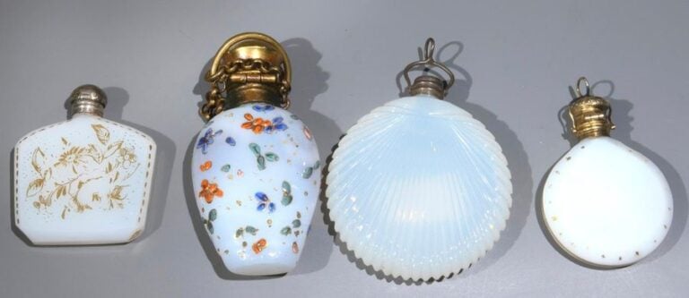 Quatre flacons à sels en opaline savonneuse à décor ou taillée (un couvercle de bouchon manquant