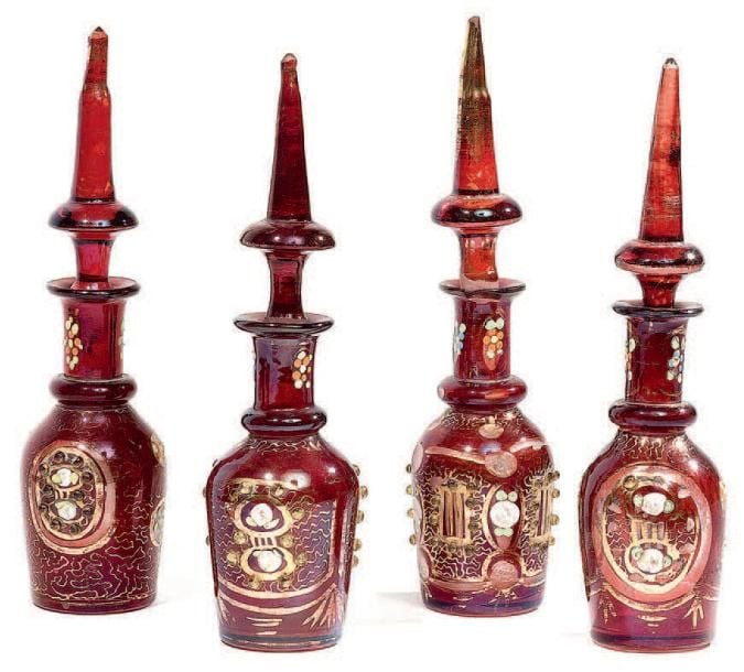 * Quatre flacons en cristal