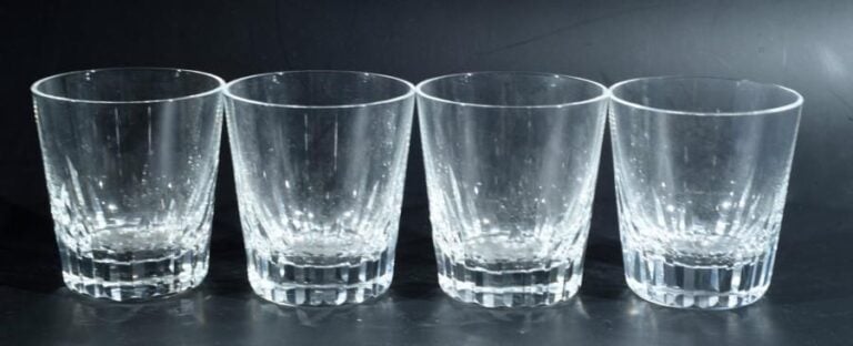 Quatre gobelets en cristal taillés à jeu d'orgue