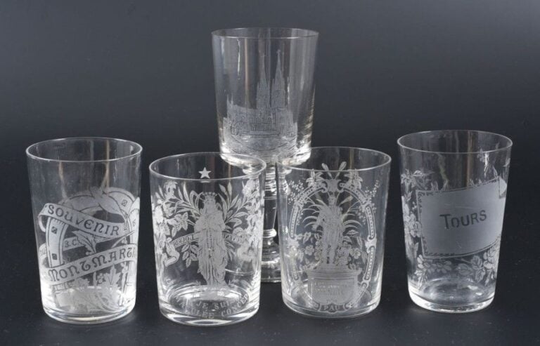Quatre gobelets et un verre souvenir gravés à l'acide: Montmartre, Pau (Lou nouste Henric), Tours, Lourdes et Notre-Dame de la Délivranc