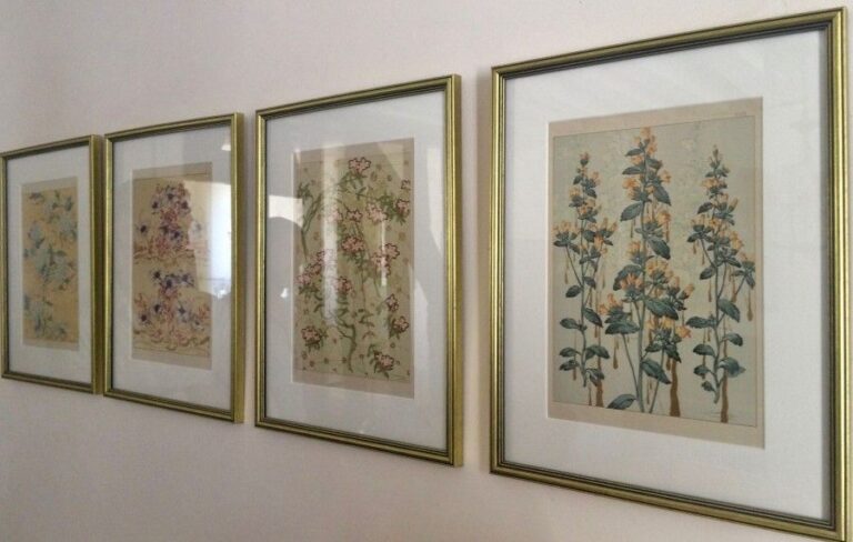Quatre gravures à décor de motifs fleur