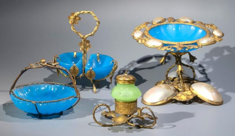 Quatre objets en opaline à montures pomponne d'époque Napoléon III