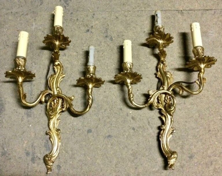 Quatre paires d’appliques de modèles différents en bronze dor
