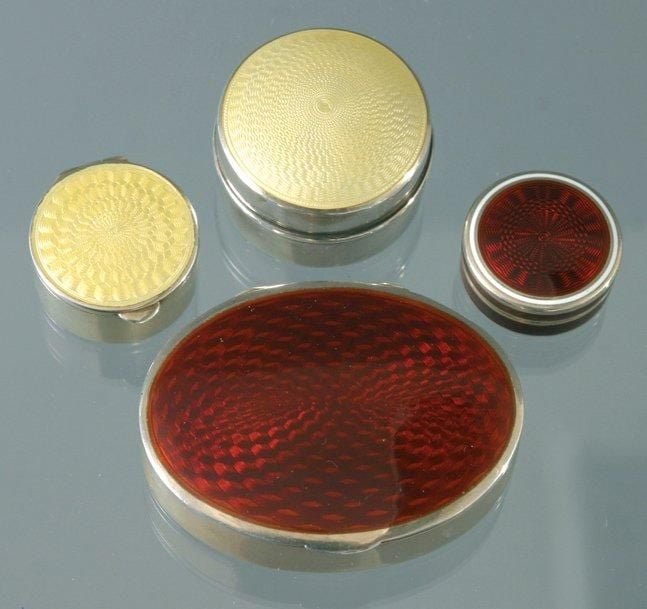 Quatre petites boîtes en argent émaill