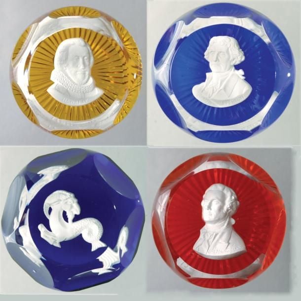Quatre presse-papiers à motif de cristallo-cérame 1°/ Baccara