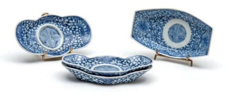Quatre raviers en porcelaine bleu blanc reprenant la forme de monnai