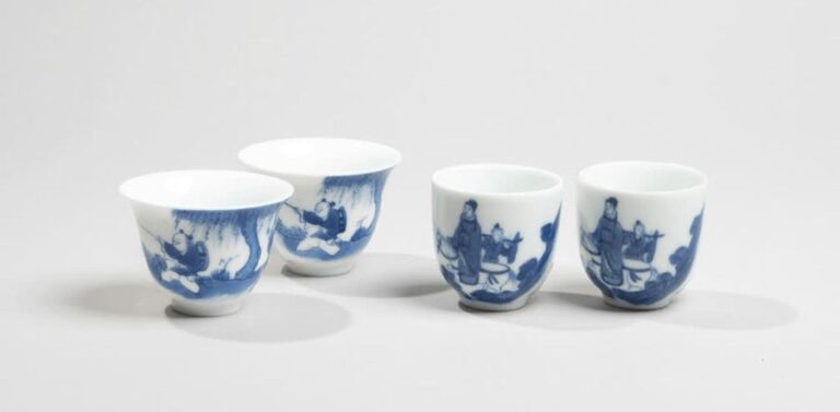 Quatre sorbets en porcelaine à décor en bleu sous couverte de cavaliers et d'enfants tenant un cerf-volan