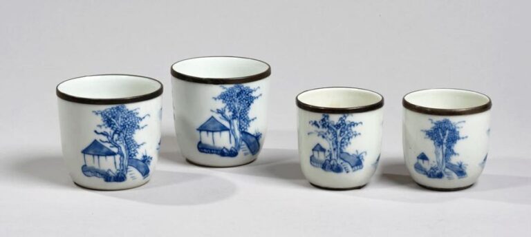 Quatre sorbets en porcelaine décorée en bleu sous couverte de paysage et poème, faits au pochoi