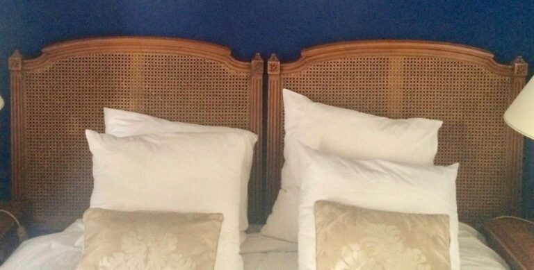 Quatre têtes de lit simple en bois naturel mouluré et cann