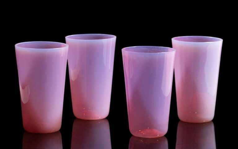 Quatre verres à liqueur tronconiques en opaline de cristal ros