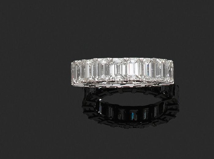 Rare ALLIANCE en or gris (750 millièmes) serti d’un alignement de 20 diamants taille émeraud