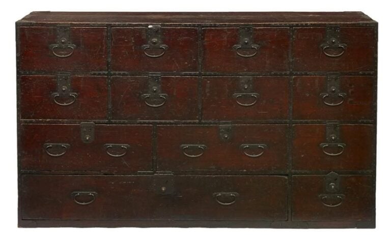 Rare ancien meuble de rangement (yodansu) de grande taille en bois de cyprès japonais (hinoki