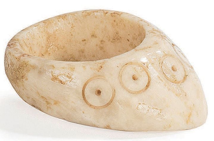 Rare bague d'archer en os