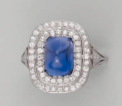 Rare BAGUE en platine serti d'un saphir taillé en « pain de sucre » entouré de diamants taille ancienn