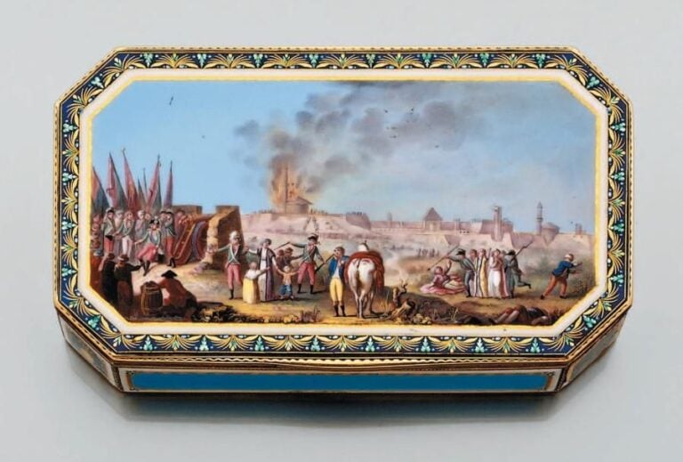 Rare BOÎTE octogonale en or jaune et émai
