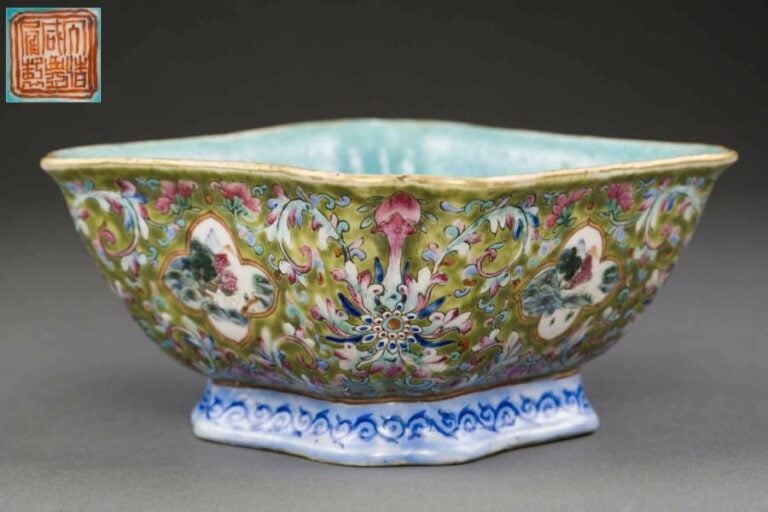 RARE BOL SUR PIED OCTALOBE EN PORCELAINE EMAILLEE POLYCHROME DANS LE STYLE DE LA " FAMILLE ROSE " Chine, Fin de la Dynastie Qing, Marque Xianfeng et vraisemblablement de la période De forme quadrangulaire à huit lobes - deux à chaque angle - et reposant sur un pied de mêm