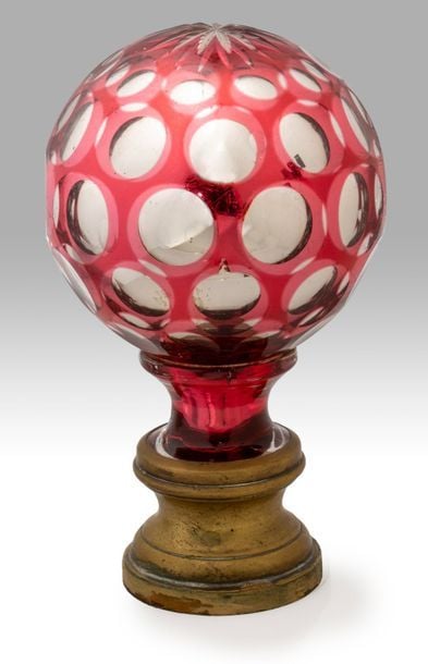 Rare boule de rampe mercurisée et overlay rose translucide taillé à cinq rangs de pontils et étoile supérieure; monture en laito