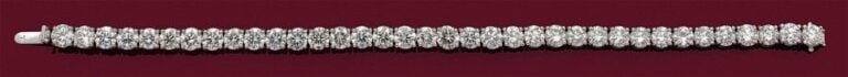 Rare BRACELET en or gris (750 millièmes) serti de trente six diamants taille brillan