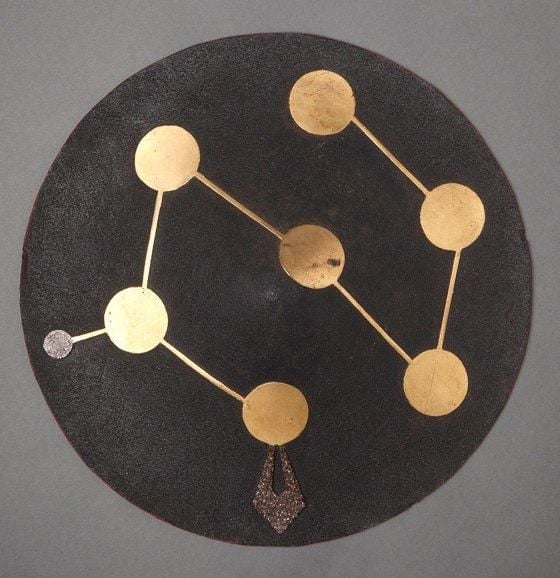 Rare casque de samouraï de forme plate et de couleur noire (ichimonji jingasa
